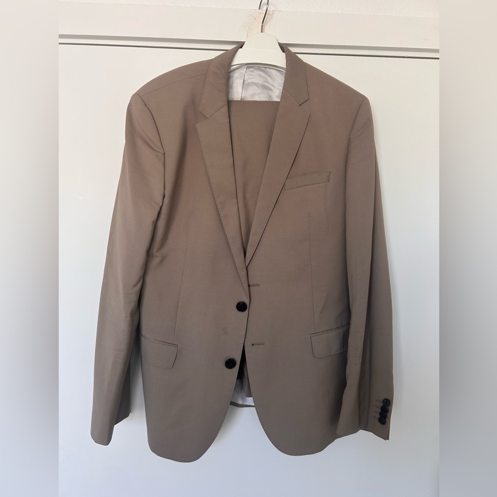 Excellent Hugo BOSS 44R suit beige olive
